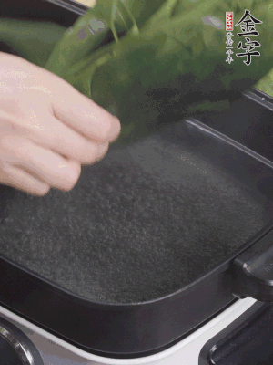 粽葉入沸水煮1分鐘，翻面再煮1分鐘，清洗干凈加水浸泡。