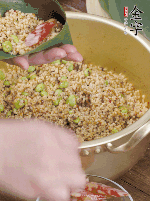 兩片粽葉1/2處葉尾相疊，中間卷成圓錐后裝入餡料。