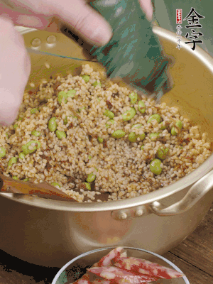 再附一張粽子，一齊向后折疊，線繩捆綁。