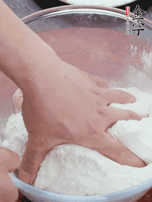 新鮮豬肚以面粉擦洗抓勻。