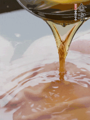 洗凈后冷水下鍋，加黃酒焯水。