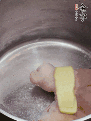 撈出洗凈后，加蔥姜、黃酒二遍焯水。