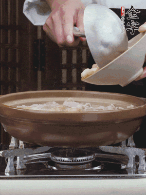 燜煮30分鐘，下花生、紅棗煮5分鐘。（花生提前預(yù)煮15分鐘）