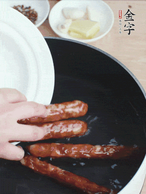 金字香腸水煮15分鐘，撈出切薄片。