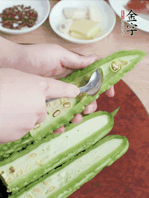 苦瓜去籽切薄片，一點鹽拌勻，10分鐘后沖洗控干。香蔥切蔥花、姜切末、蒜拍碎、干辣椒切圈。