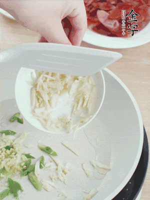 油4成熱，下蔥姜蒜、干辣椒、花椒煸出香味。