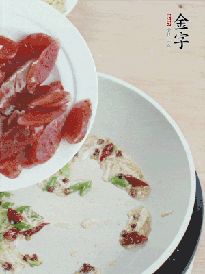 放香腸、苦瓜快速翻炒。