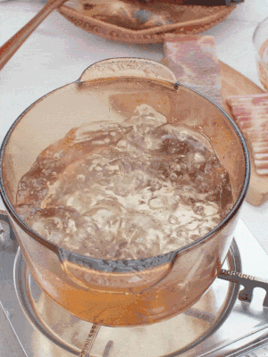 春筍切片焯水3分鐘，去除草酸澀味。