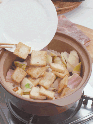 依次下春筍、豆腐，開水沒過食材。