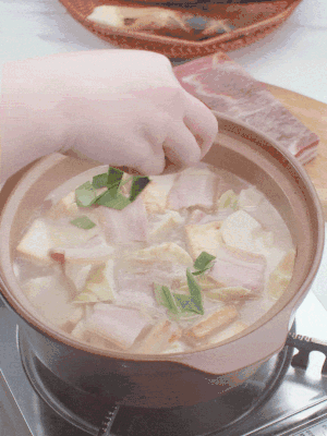 一小撮鹽、糖、雞精調(diào)味，最后撒點蒜葉點綴。