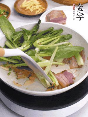 下小青菜翻炒，菜梆子變軟時(shí)，撒一點(diǎn)鹽、雞精調(diào)味。