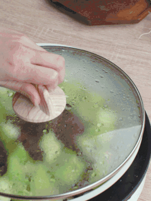 西葫蘆略出水時，加一小撮鹽調(diào)味。