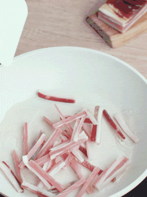 熱鍋涼油，下咸肉絲煸至出油。