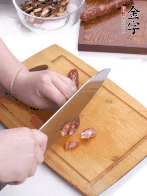 干香菇泡發(fā)切片，金字香腸切片，春筍切大粒。