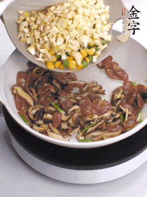 鍋里熱油，爆香蔥白，下香腸片炒至微微出油，加時蔬粒、香菇粒、春筍粒翻炒均勻。