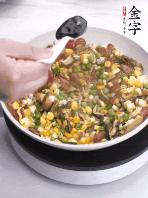 加2勺生抽、1勺蠔油、半勺老抽調(diào)味。