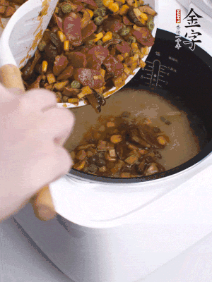 鋪在洗好的大米上，加清水，與食材持平。