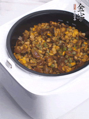 電飯煲按煮飯鍵，出鍋撒蔥花。