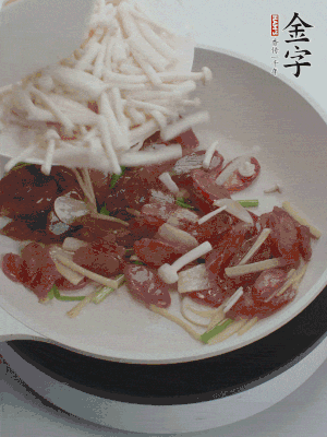 放白玉菇、青紅辣椒、雞蛋。