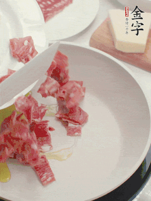 橄欖油煸香金字培根火腿。依次下豌豆、蝴蝶面、洋蔥。