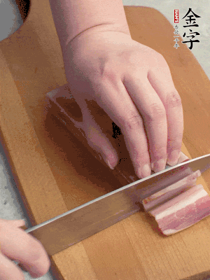 百合切去頭尾，分開洗凈;咸肉切薄片。