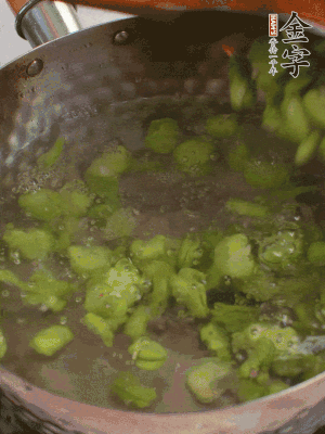 鍋中水沸，放一撮鹽，下蠶豆豆瓣焯3分鐘，下百合，3秒撈出，一起撈出瀝水。