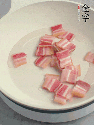 鍋中少許油，金字淡咸肉煸香。