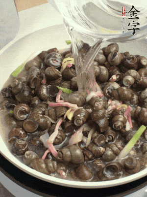 倒處理干凈的螺螄翻炒，加3勺料酒。加清水蓋過(guò)螺螄，中火蓋蓋煮5分鐘。