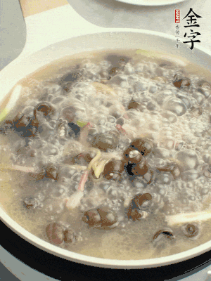 放辣椒，加一點(diǎn)鹽、糖，大火翻炒。