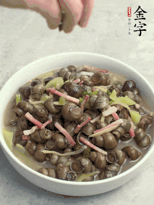 出鍋，撒點(diǎn)蔥花。