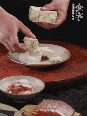 一塊老豆腐掰成大塊。