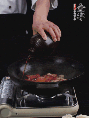 再下火腿片，淋少許黃酒添香。