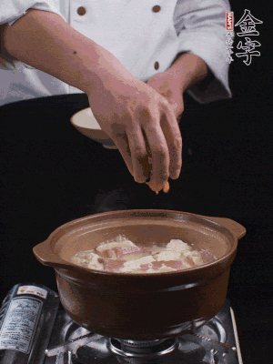 下蝦仁干，煮5分鐘。撒蒜葉，煮1分鐘。