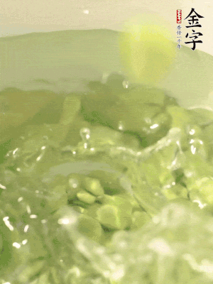 新鮮蠶豆熱水焯水30秒，然后浸入涼水。