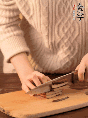 金字淡咸肉、香干分別切丁。