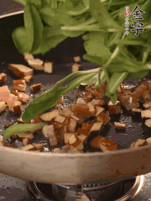 再放香干煸炒，最后放馬蘭頭翻炒至變軟。