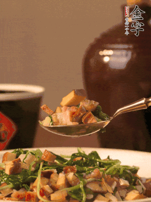 出鍋前嘗味，味淡加點(diǎn)鹽。