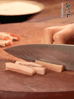 金字淡咸肉切丁。