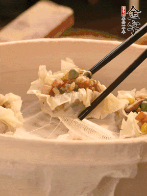 包好的燒賣放在蒸籠上，水開后蒸8分鐘左右。