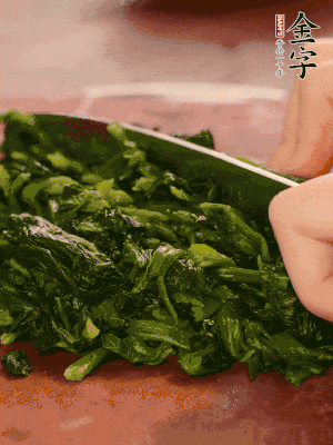 洗凈的菠菜加鹽焯水，撈出晾涼后攥干切碎。胡蘿卜切細絲。金字烤腸切園片。