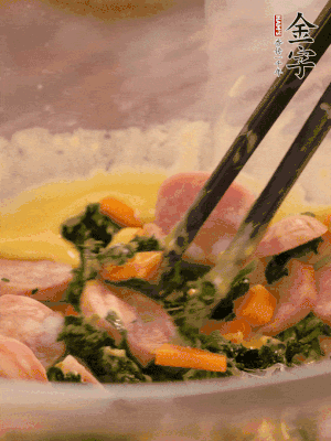 雞蛋、面粉、玉米油攪拌到無顆粒狀態(tài)。再加入菠菜、胡蘿卜、烤腸。少許鹽調味。