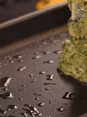 熱鍋擦一下油，下面糊攤平。