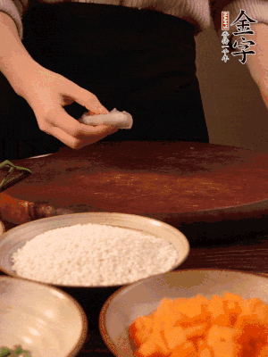 胡蘿卜去皮切丁。蝦仁切小塊。糯米提前浸泡半天。