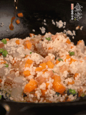 加入糯米翻炒均勻。最后加入蝦仁，用1勺料酒、1勺生抽、1/2勺鹽調(diào)味。