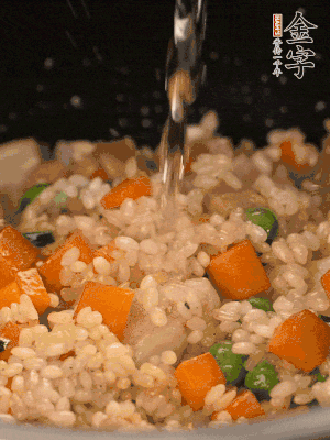 把食材轉(zhuǎn)移到電飯鍋中，倒入點(diǎn)清水，正常煮飯。