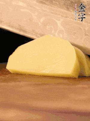 土豆去皮切丁。水開后，放入鍋中煮2-3分鐘，撈出瀝干水分。