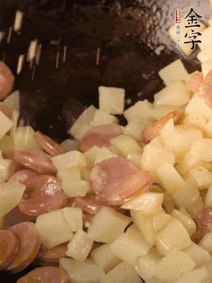 再放烤腸片煎熟。撒點鹽、孜然粉、辣椒面。