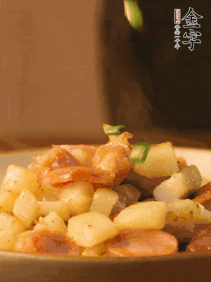 翻炒均勻，撒上蔥花后即可。