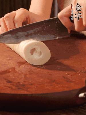 春筍去殼切滾刀塊，焯水備用。