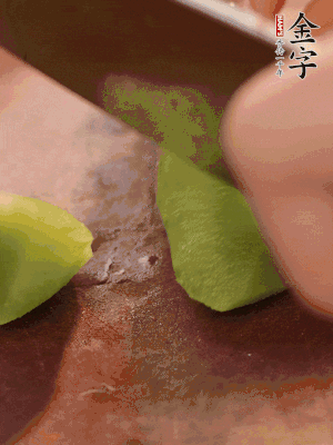 萵筍切滾刀塊。